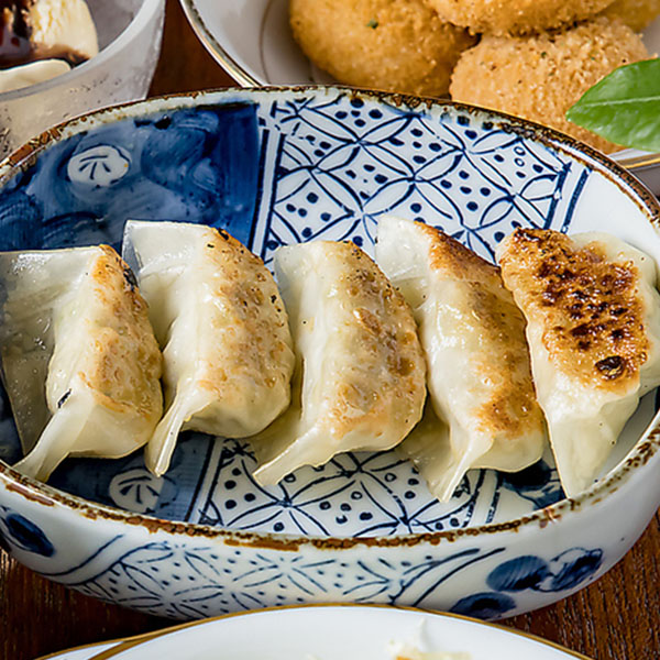 セロリの風味でさっぱりと！店主が包む絶品餃子